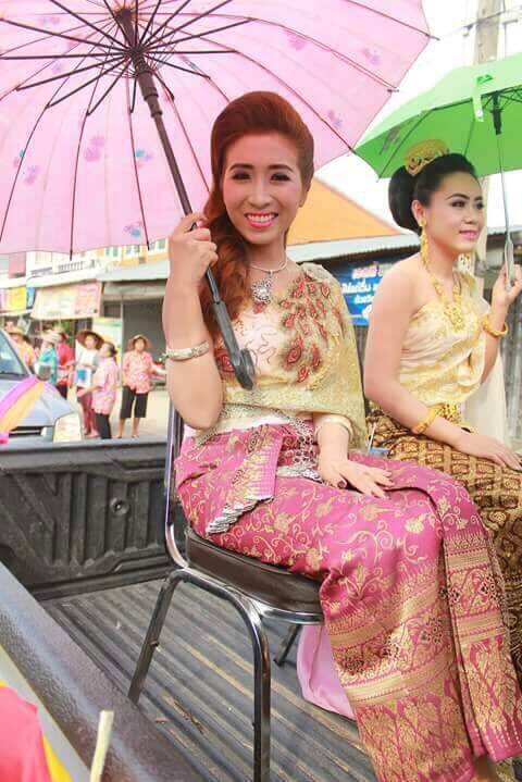 Teacher Pear dressed up in Thai costume to join Songkran parade in her hometown. :)