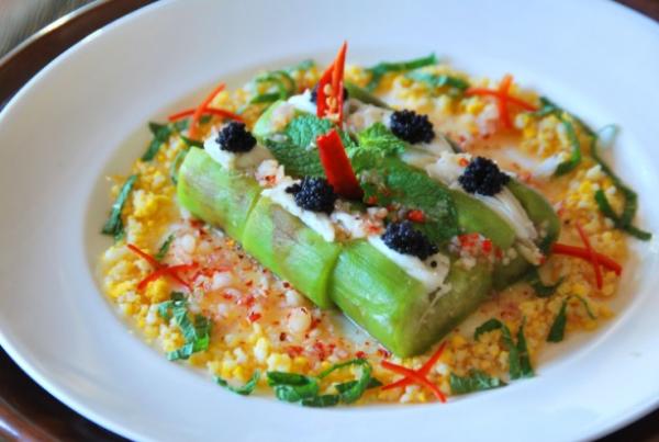  ยำมะเขือย่างเนื้อปูไข่ปลาคาร์เวียร์ (Grilled Thai aubergine and crab meat salad in a lime and shallot caviar vinaigrette, B 250)