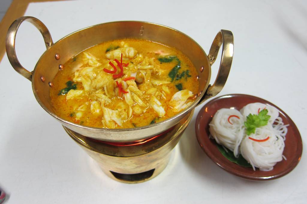 แกงคั่วเนื้อปูใบชะพลู Turmeric scented crab meat yellow curry with Betel leave served with traditional rice noodles 