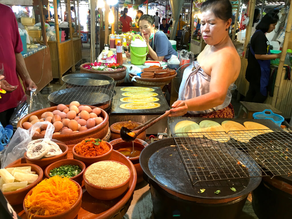 I love this lady for dressing up in traditional Thai outfit and making one of my favourite childhood desserts.